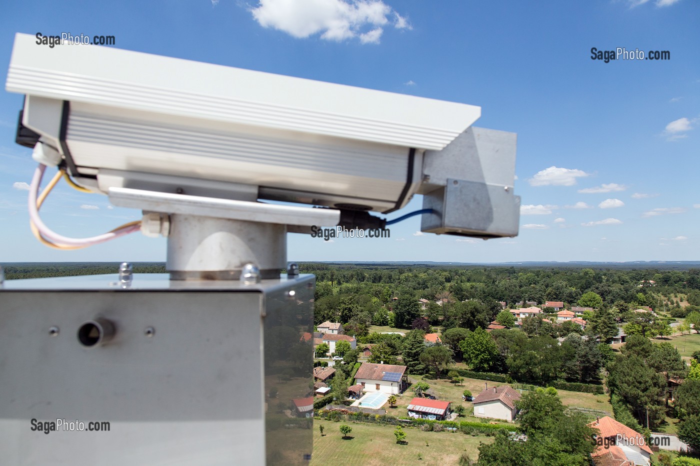 CAMERAS INSTALLEES DANS LES VIGIES DU SADIF (SYSTEME AUTOMATIQUE DE DETECTION DES INCENDIES DE FORETS) POUR L'ENVOI DES IMAGES A LA SALLE PC FEU DU CENTRE DE SECOURS DE HOUEILLES (47), PARC REGIONAL DES LANDES DE GASGOGNE, LOT-ET-GARONNE, FRANCE 