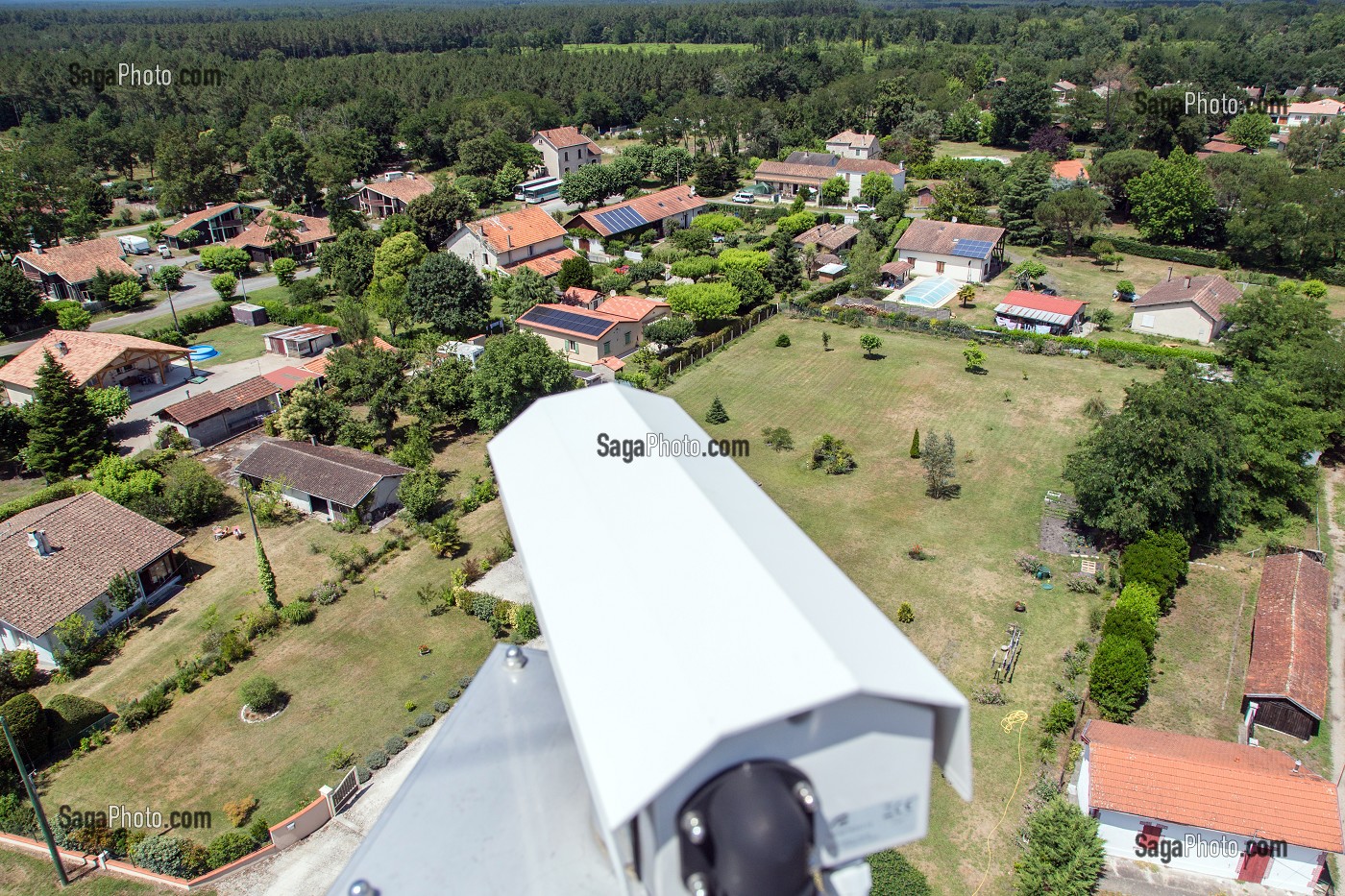 CAMERAS INSTALLEES DANS LES VIGIES DU SADIF (SYSTEME AUTOMATIQUE DE DETECTION DES INCENDIES DE FORETS) POUR L'ENVOI DES IMAGES A LA SALLE PC FEU DU CENTRE DE SECOURS DE HOUEILLES (47), PARC REGIONAL DES LANDES DE GASGOGNE, LOT-ET-GARONNE, FRANCE 