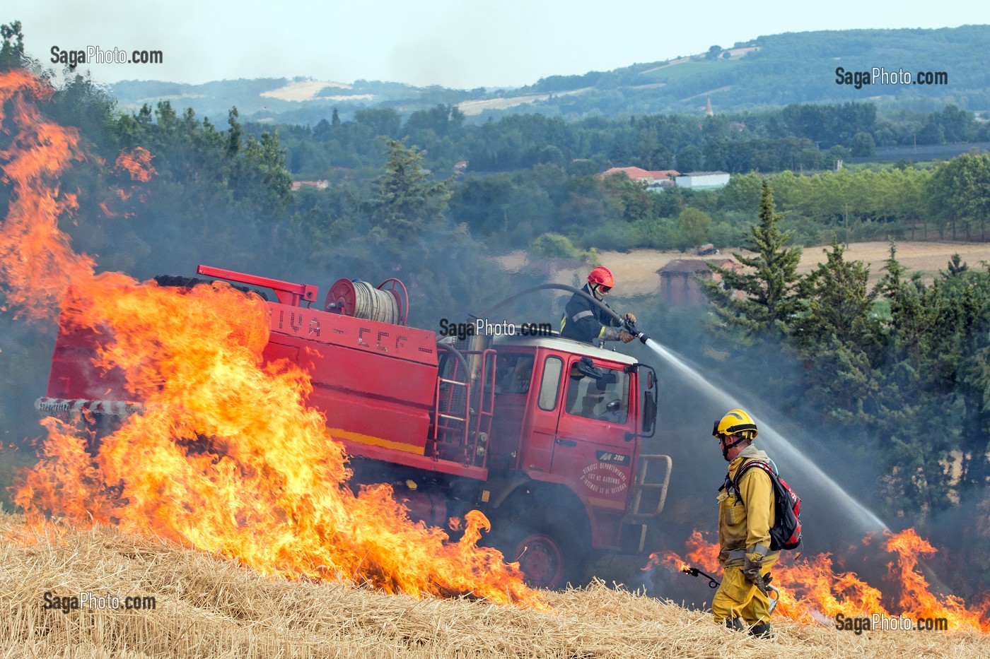 EXTINCTION DE L'INCENDIE AVEC UN CCF EQUIPE D'UNE TOURELLE, FORMATION SUR FEUX REELS SUR FEU DE CHAUME ENCADREE PAR LES EQUIPES DE BRULAGES DIRIGES, PORT-SAINTE-MARIE (47), FRANCE 