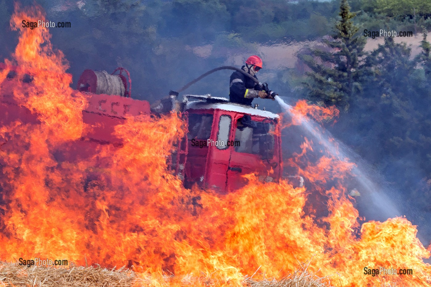 EXTINCTION DE L'INCENDIE AVEC UN CCF EQUIPE D'UNE TOURELLE, FORMATION FEUX REELS SUR FEU DE CHAUME, PORT-SAINTE-MARIE (47), FRANCE 