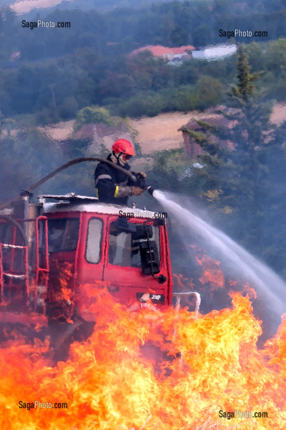 EXTINCTION DE L'INCENDIE AVEC UN CCF EQUIPE D'UNE TOURELLE, FORMATION FEUX REELS SUR FEU DE CHAUME, PORT-SAINTE-MARIE (47), FRANCE 