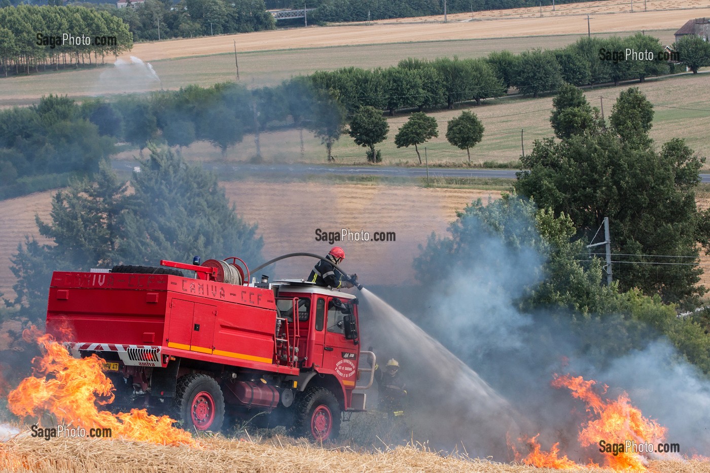 EXTINCTION DE L'INCENDIE AVEC UN CCF EQUIPE D'UNE TOURELLE, FORMATION FEUX REELS SUR FEU DE CHAUME, PORT-SAINTE-MARIE (47), FRANCE 