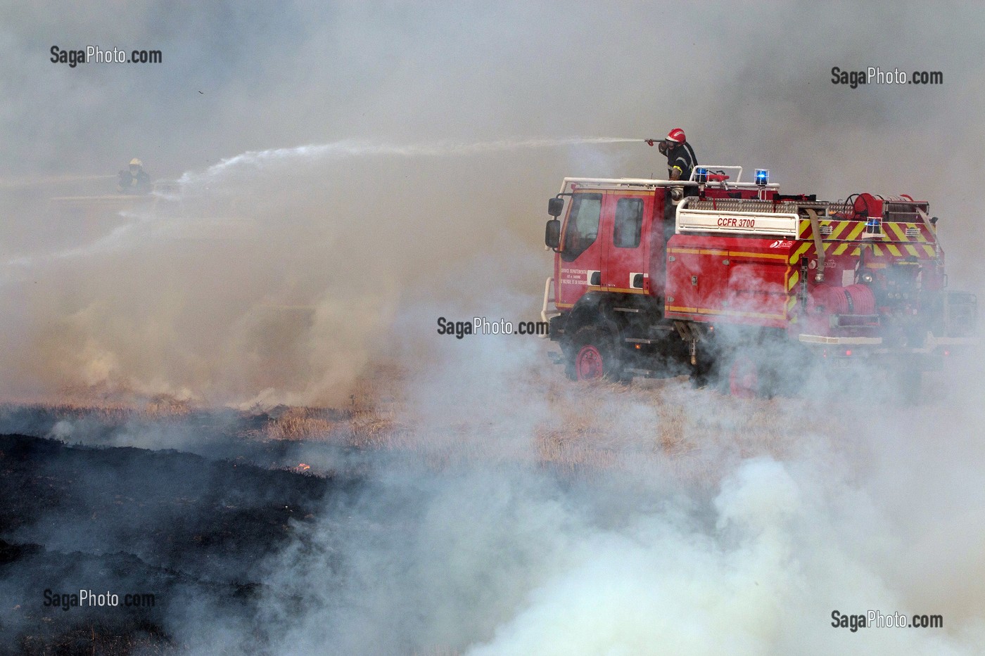 EXTINCTION DE L'INCENDIE AVEC UN CCF EQUIPE D'UNE TOURELLE, FORMATION FEUX REELS SUR FEU DE CHAUME, PORT-SAINTE-MARIE (47), FRANCE 