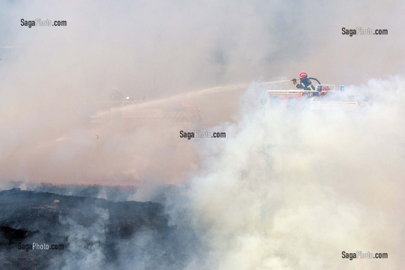 EXTINCTION DE L'INCENDIE AVEC UN CCF EQUIPE D'UNE TOURELLE, FORMATION FEUX REELS SUR FEU DE CHAUME, PORT-SAINTE-MARIE (47), FRANCE 