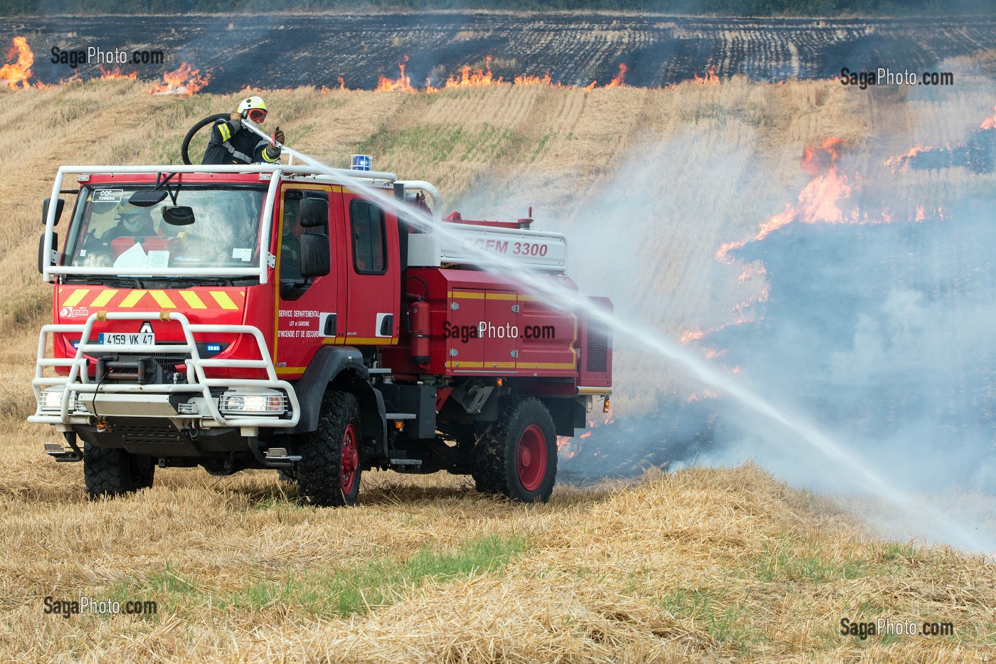 EXTINCTION DE L'INCENDIE AVEC UN CCF EQUIPE D'UNE TOURELLE, FORMATION FEUX REELS SUR FEU DE CHAUME, PORT-SAINTE-MARIE (47), FRANCE 