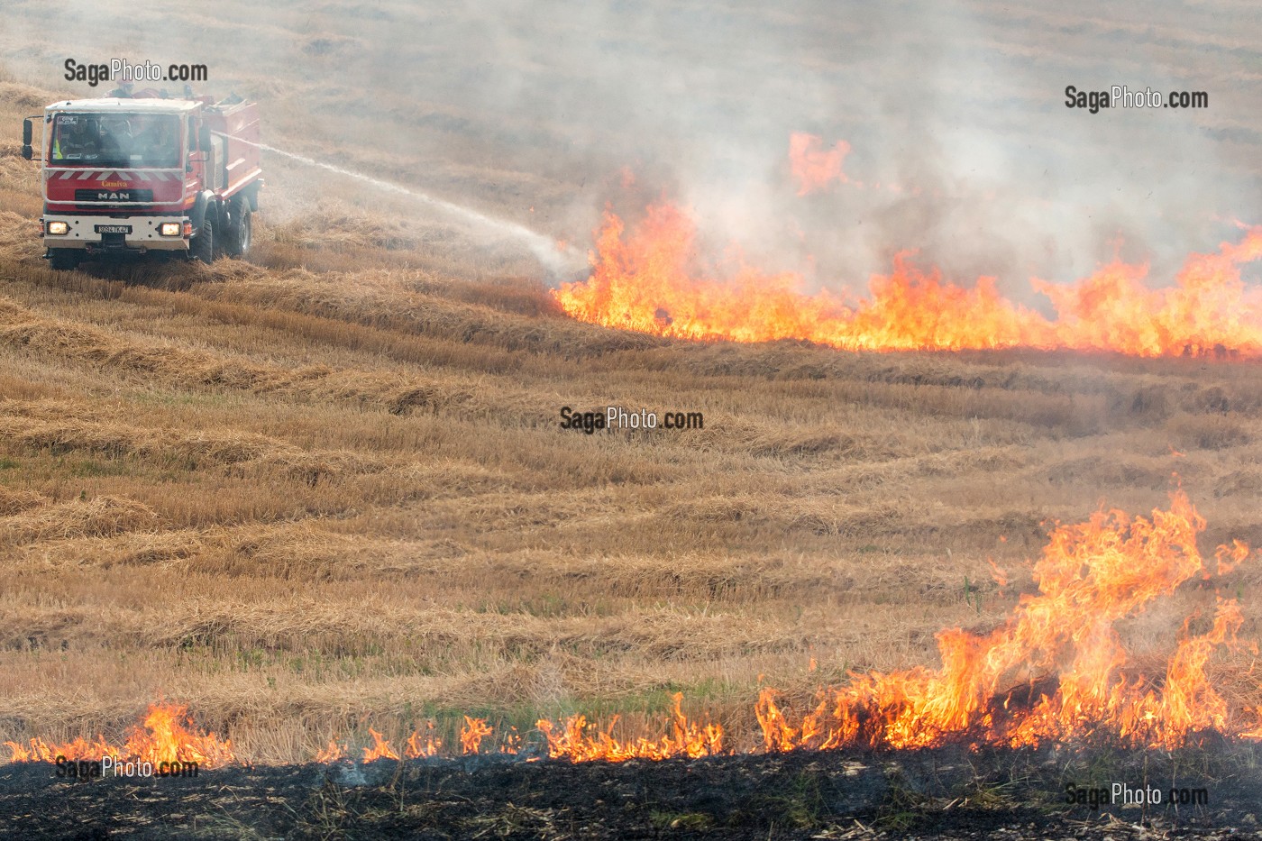 EXTINCTION DE L'INCENDIE AVEC UN CCF EQUIPE D'UNE TOURELLE, FORMATION FEUX REELS SUR FEU DE CHAUME, PORT-SAINTE-MARIE (47), FRANCE 