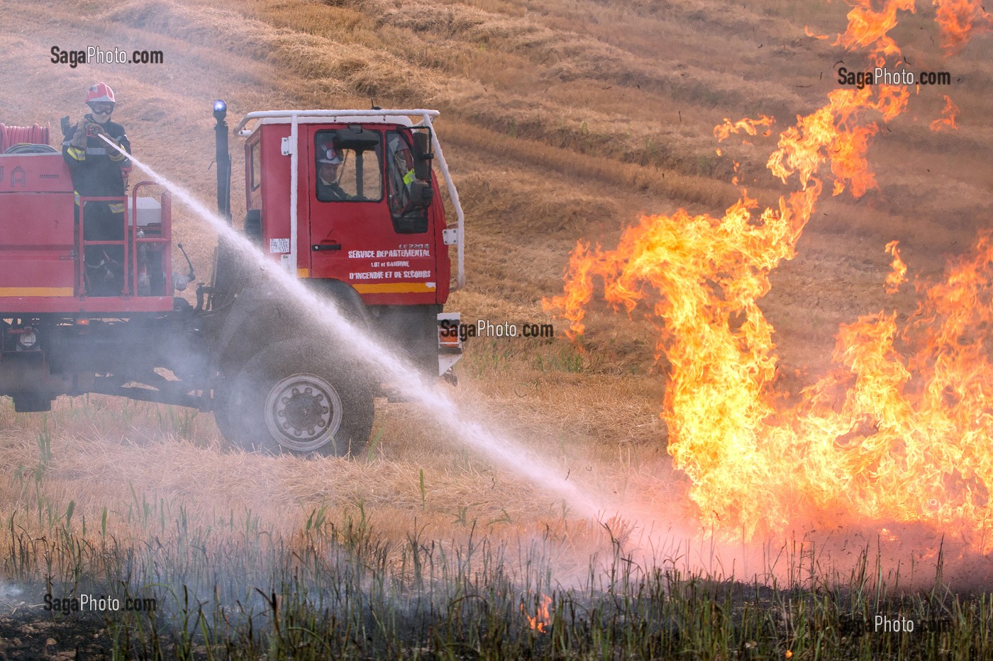 EXTINCTION DE L'INCENDIE AVEC UN CCF, FORMATION FEUX REELS SUR FEU DE CHAUME, PORT-SAINTE-MARIE (47), FRANCE 