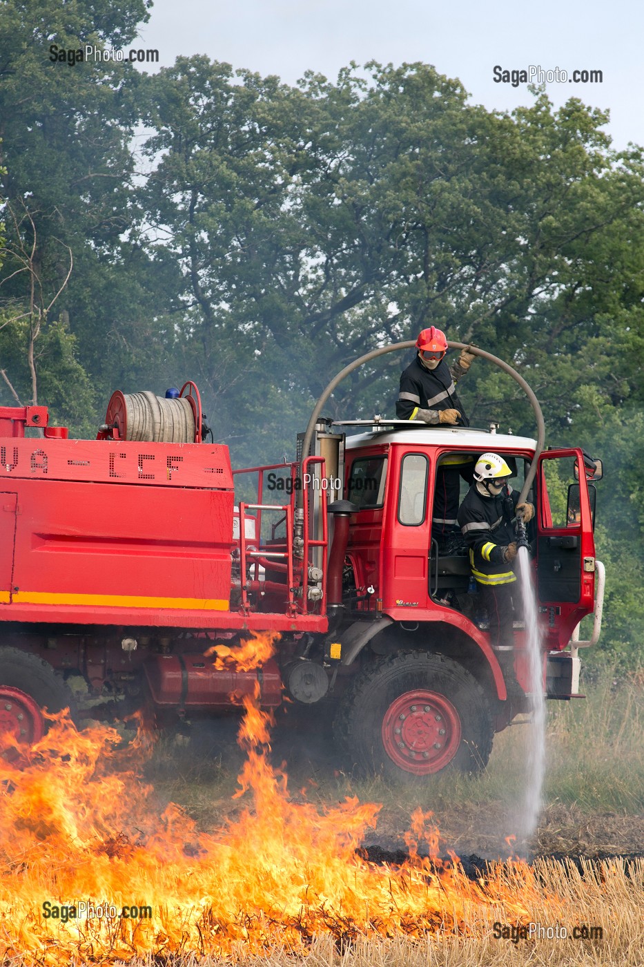 EXTINCTION DE L'INCENDIE AVEC UN CCF EQUIPE D'UNE TOURELLE, FORMATION FEUX REELS SUR FEU DE CHAUME, PORT-SAINTE-MARIE (47), FRANCE 