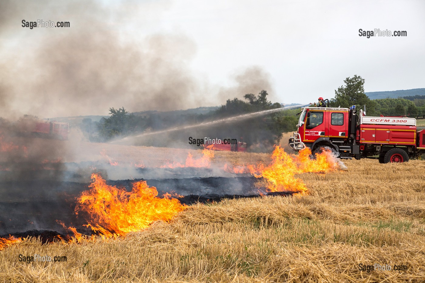 EXTINCTION DE L'INCENDIE AVEC UN CCF EQUIPE D'UNE TOURELLE, FORMATION FEUX REELS SUR FEU DE CHAUME, PORT-SAINTE-MARIE (47), FRANCE 