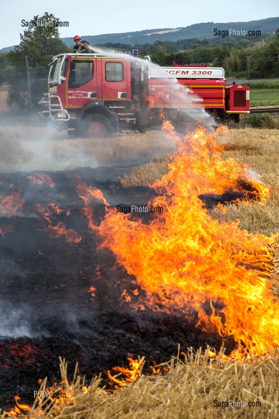 EXTINCTION DE L'INCENDIE AVEC UN CCF EQUIPE D'UNE TOURELLE, FORMATION FEUX REELS SUR FEU DE CHAUME, PORT-SAINTE-MARIE (47), FRANCE 