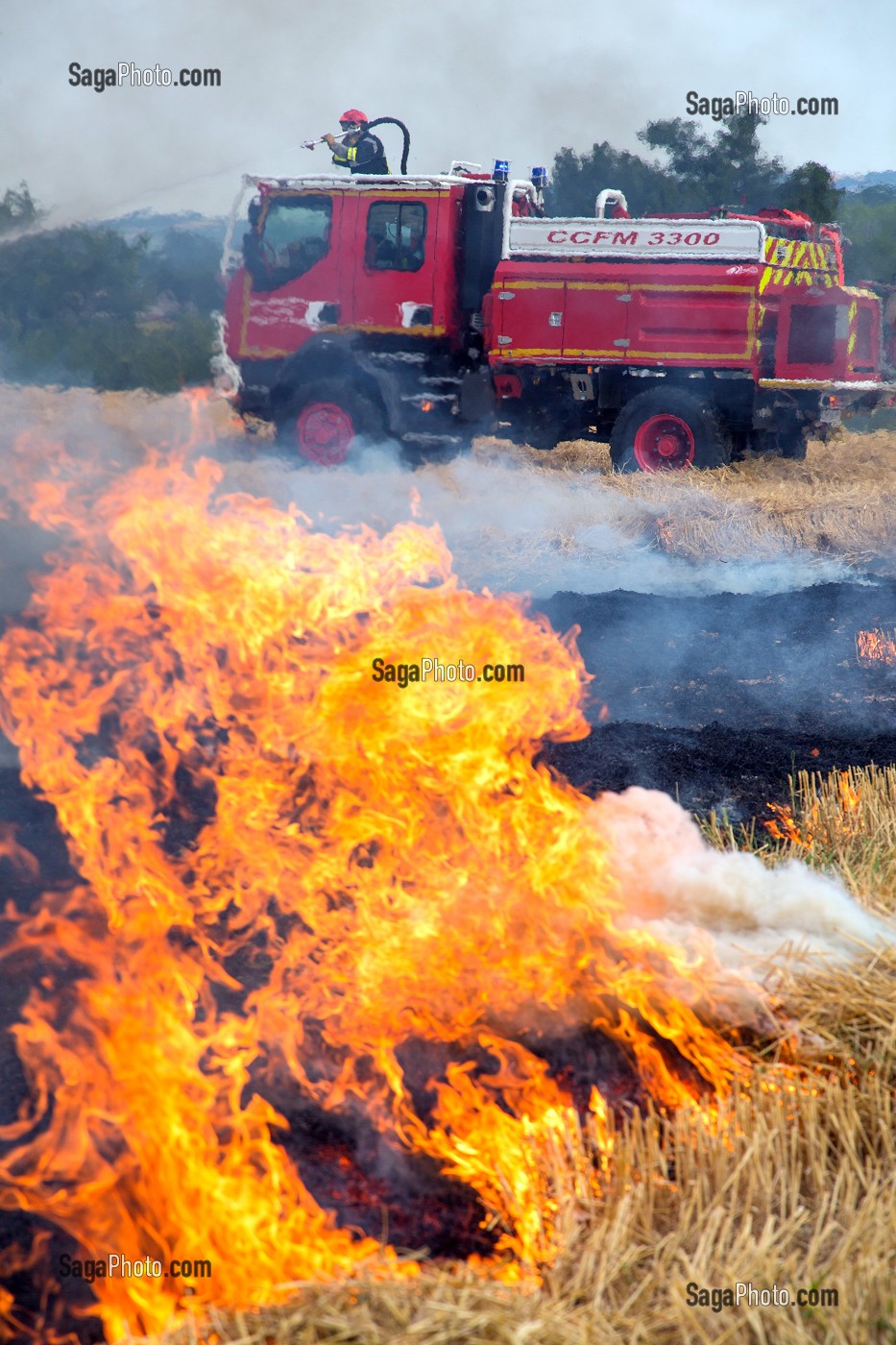 EXTINCTION DE L'INCENDIE AVEC UN CCF EQUIPE D'UNE TOURELLE, FORMATION FEUX REELS SUR FEU DE CHAUME, PORT-SAINTE-MARIE (47), FRANCE 