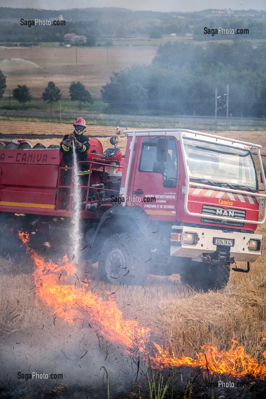 EXTINCTION DE L'INCENDIE AVEC UN CCF, FORMATION FEUX REELS SUR FEU DE CHAUME, PORT-SAINTE-MARIE (47), FRANCE 