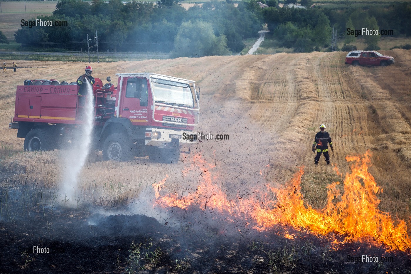 EXTINCTION DE L'INCENDIE AVEC UN CCF, FORMATION FEUX REELS SUR FEU DE CHAUME, PORT-SAINTE-MARIE (47), FRANCE 