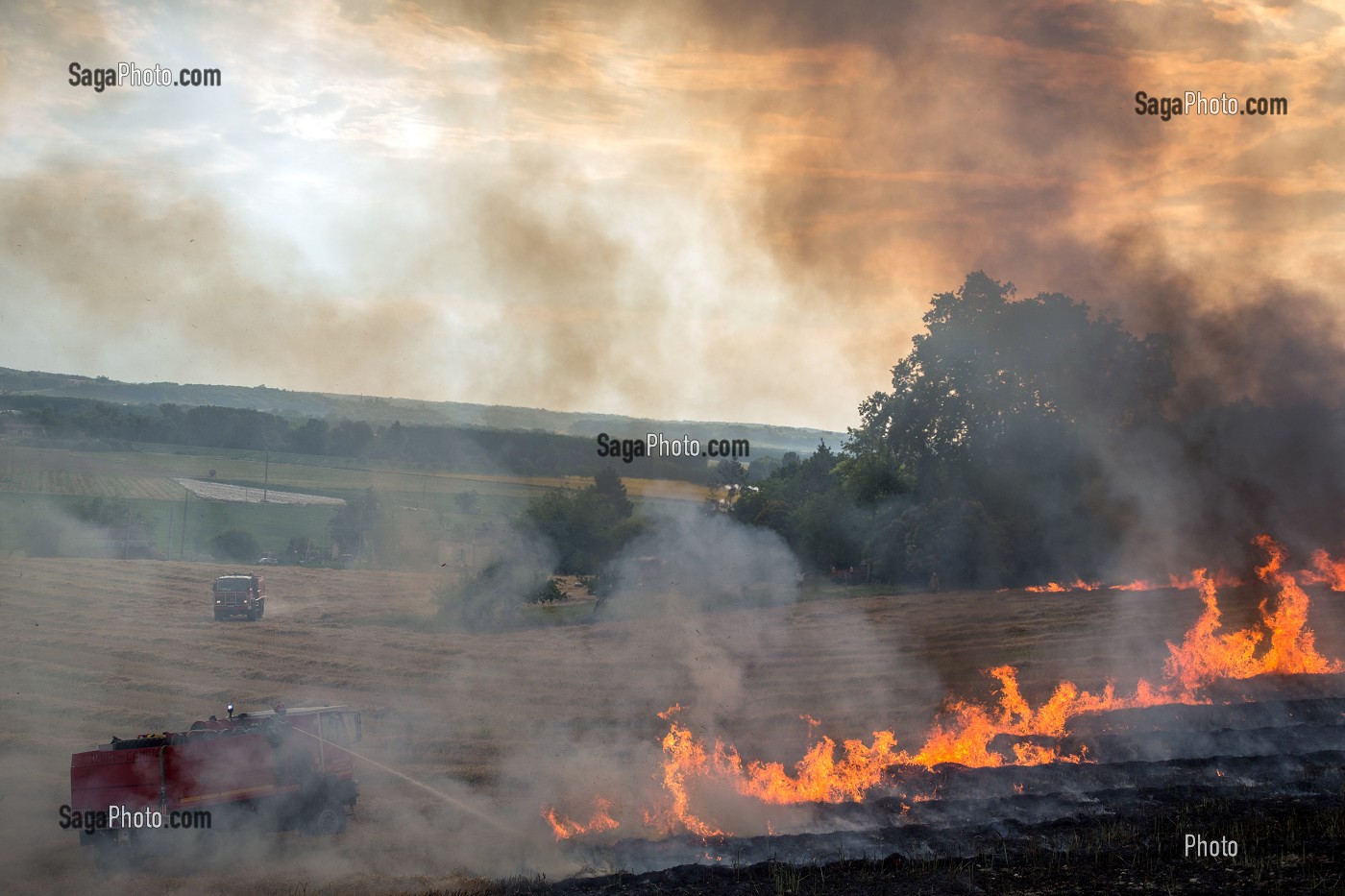 EXTINCTION DE L'INCENDIE AVEC UN CCF, FORMATION FEUX REELS SUR FEU DE CHAUME, PORT-SAINTE-MARIE (47), FRANCE 