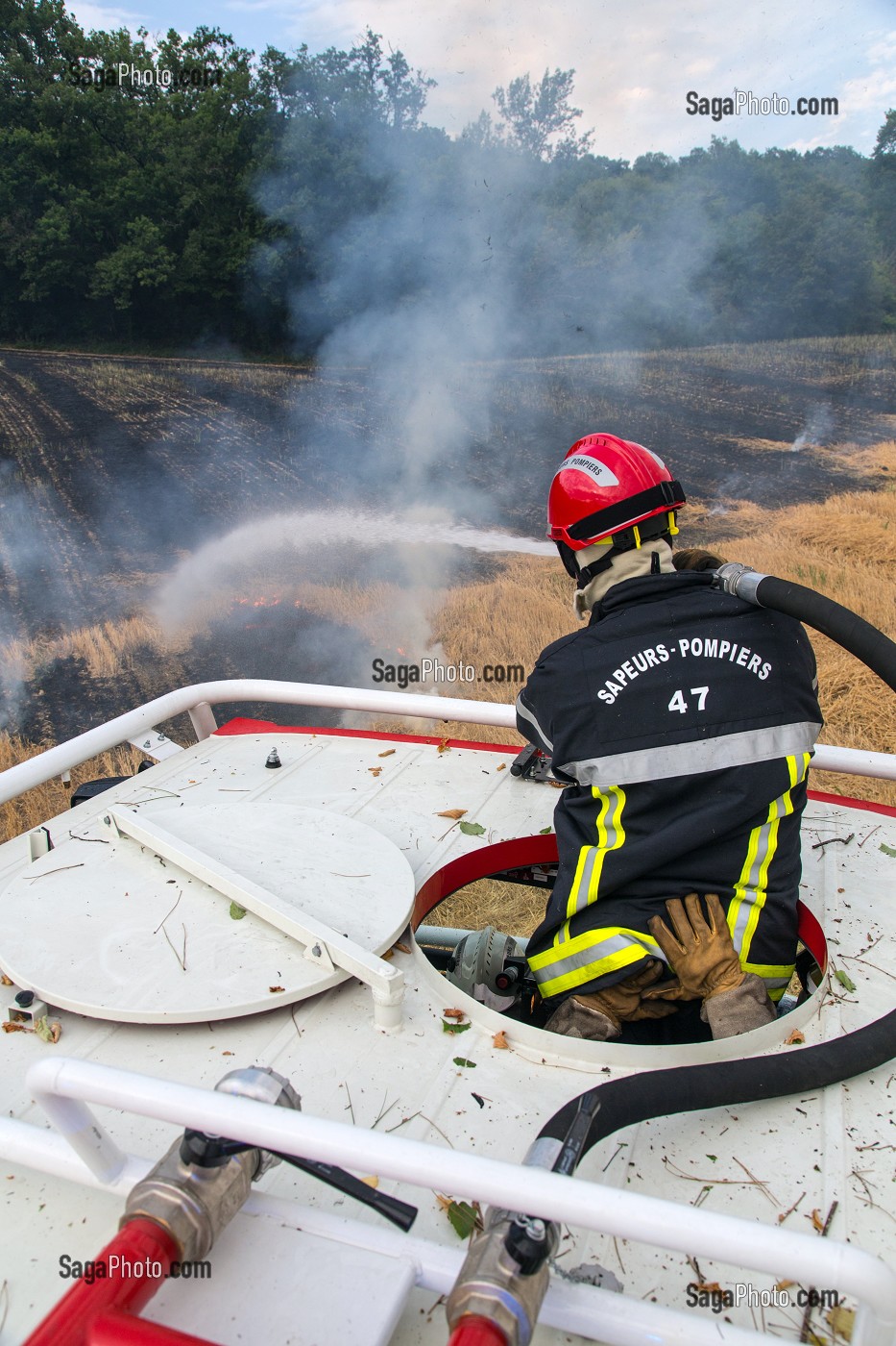 EXTINCTION DE L'INCENDIE AVEC UN CCF EQUIPE D'UNE TOURELLE, FORMATION FEUX REELS SUR FEU DE CHAUME, PORT-SAINTE-MARIE (47), FRANCE 