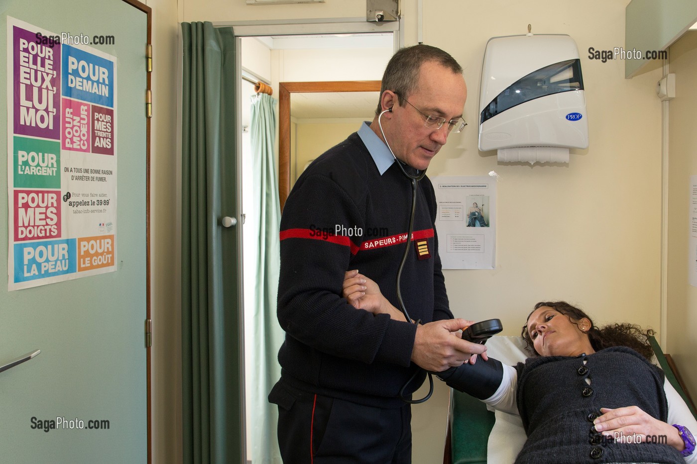 PRISE DE TENSION ARTERIELLE, VISITE MEDICALE D'APTITUDE POUR LE PERSONNEL ADMINISTRATIF (PATS) AVEC LE MEDECIN SAPEUR-POMPIER DU SDIS DE L'ALLIER, MOULINS-SUR-ALLIER (03), FRANCE 