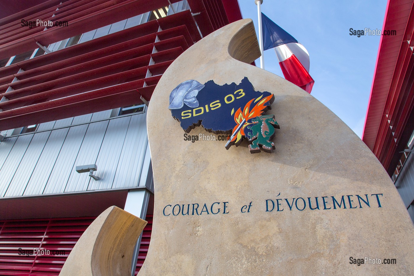 STELE EN PIERRE REALISEE PAR LE SPV PATRICE PERRIN EN HOMMAGE AUX SAPEURS-POMPIERS MORTS AU FEU, SDIS DE L'ALLIER, MOULINS-SUR-ALLIER (03), FRANCE 