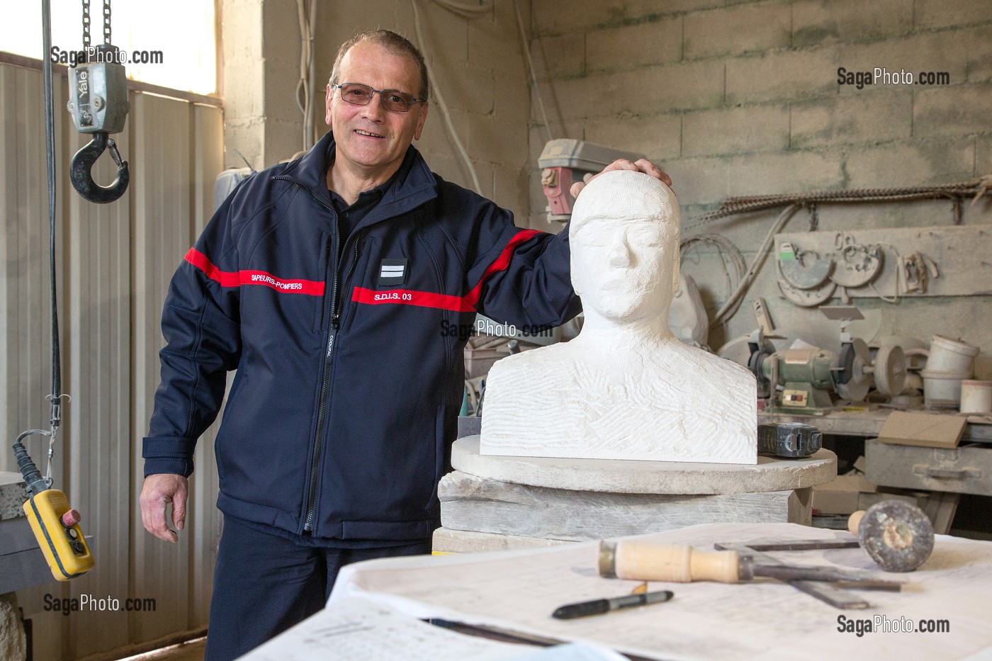 LIEUTENANT PATRICE PERRIN, SAPEUR-POMPIER VOLONTAIRE, TAILLEUR DE PIERRE, CHEF DU CENTRE DE SECOURS DE CERILLY (03), FRANCE 