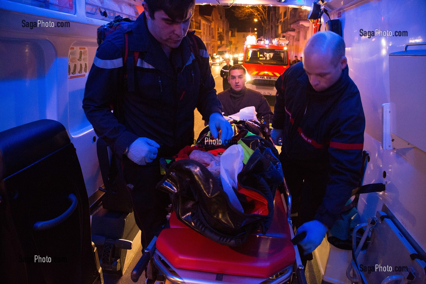 EVACUATION DANS L'AMBULANCE, SECOURS A VICTIME POUR UN MALAISE, SAPEURS-POMPIERS EN INTERVENTION POUR UNE PERSONNE NE REPONDANT AUX APPELS, 24 HEURES AVEC LES SAPEURS-POMPIERS DE VICHY, ALLIER (03), FRANCE 