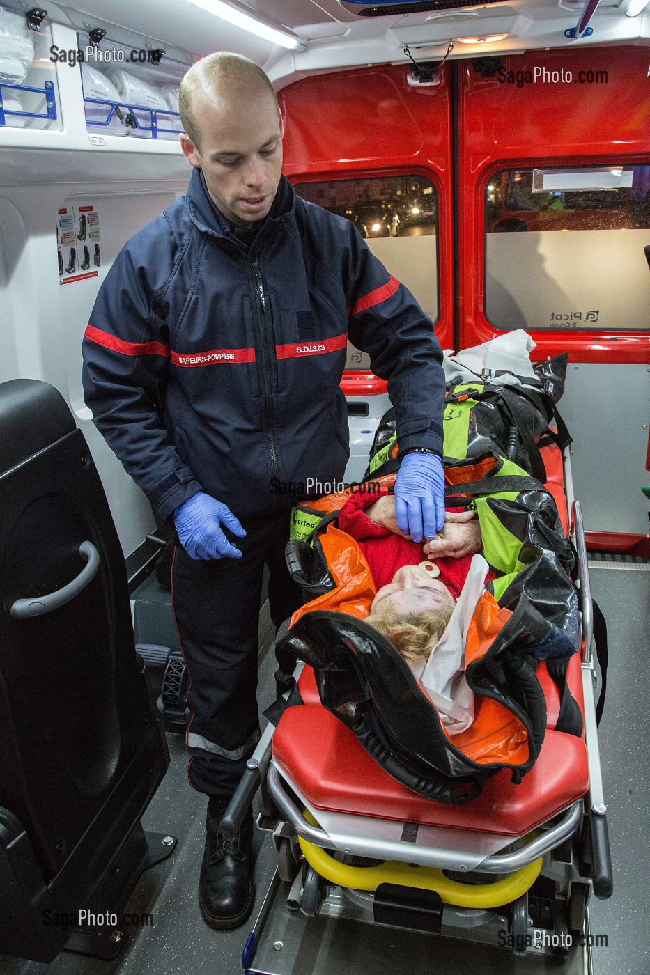 EVACUATION DANS L'AMBULANCE, SECOURS A VICTIME POUR UN MALAISE, SAPEURS-POMPIERS EN INTERVENTION POUR UNE PERSONNE NE REPONDANT AUX APPELS, 24 HEURES AVEC LES SAPEURS-POMPIERS DE VICHY, ALLIER (03), FRANCE 