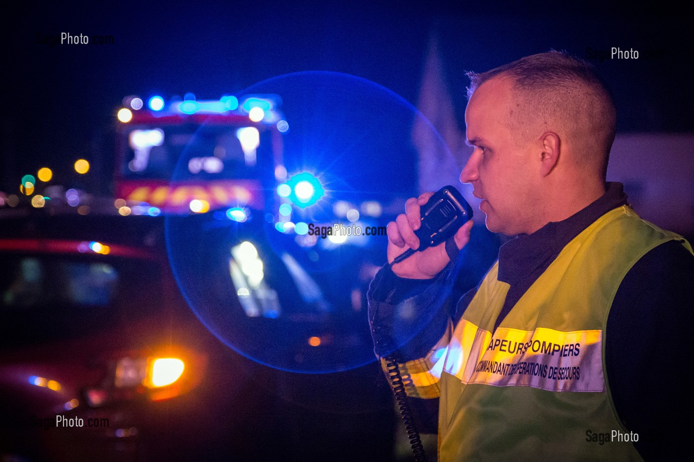 CAPITAINE ANTONY DURANTET QUI PASSE LE BILAN PAR RADIO, CHEF DE CENTRE ET CHEF DE GROUPE SUR UN ACCIDENT DE LA ROUTE, 24 HEURES AVEC LES SAPEURS-POMPIERS DE VICHY, ALLIER (03), FRANCE 