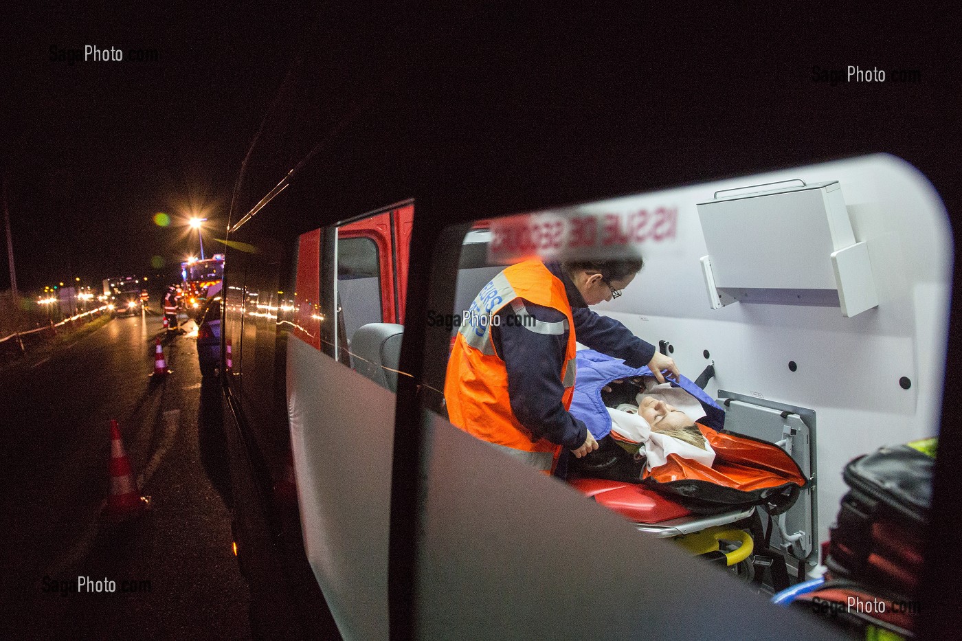VICTIME PRISE EN CHARGE DANS L'AMBULANCE (VSAB) SUR UN ACCIDENT DE LA ROUTE, 24 HEURES AVEC LES SAPEURS-POMPIERS DU CENTRE DE SECOURS PRINCIPAL DE VICHY, ALLIER (03), FRANCE 