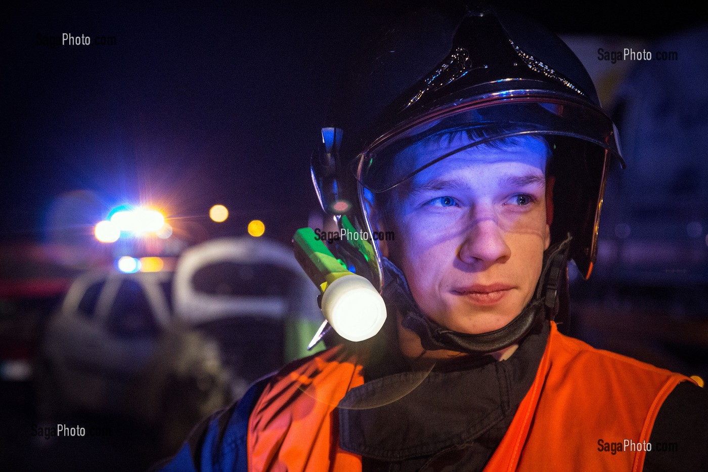 PORTRAIT D'UN SAPEUR-POMPIER ECLAIRE PAR LES GYROPHARE SUR UN ACCIDENT DE LA ROUTE, 24 HEURES AVEC LES SAPEURS-POMPIERS DU CENTRE DE SECOURS PRINCIPAL DE VICHY, ALLIER (03), FRANCE 