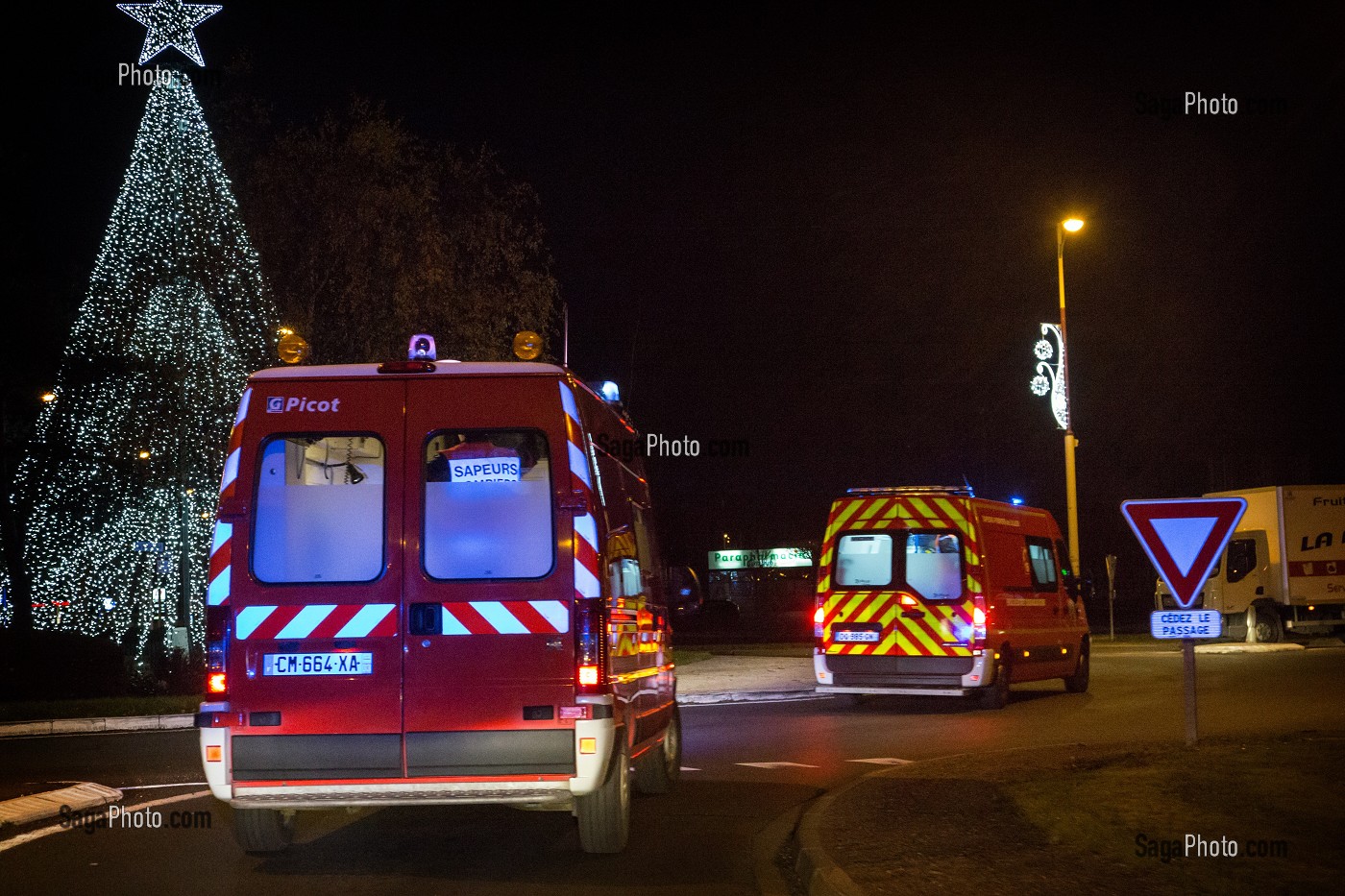 TRANSPORT DES BLESSES DANS LES AMBULANCE (VSAB), ACCIDENT DE LA ROUTE, 24 HEURES AVEC LES SAPEURS-POMPIERS DU CENTRE DE SECOURS PRINCIPAL DE VICHY, ALLIER (03), FRANCE 