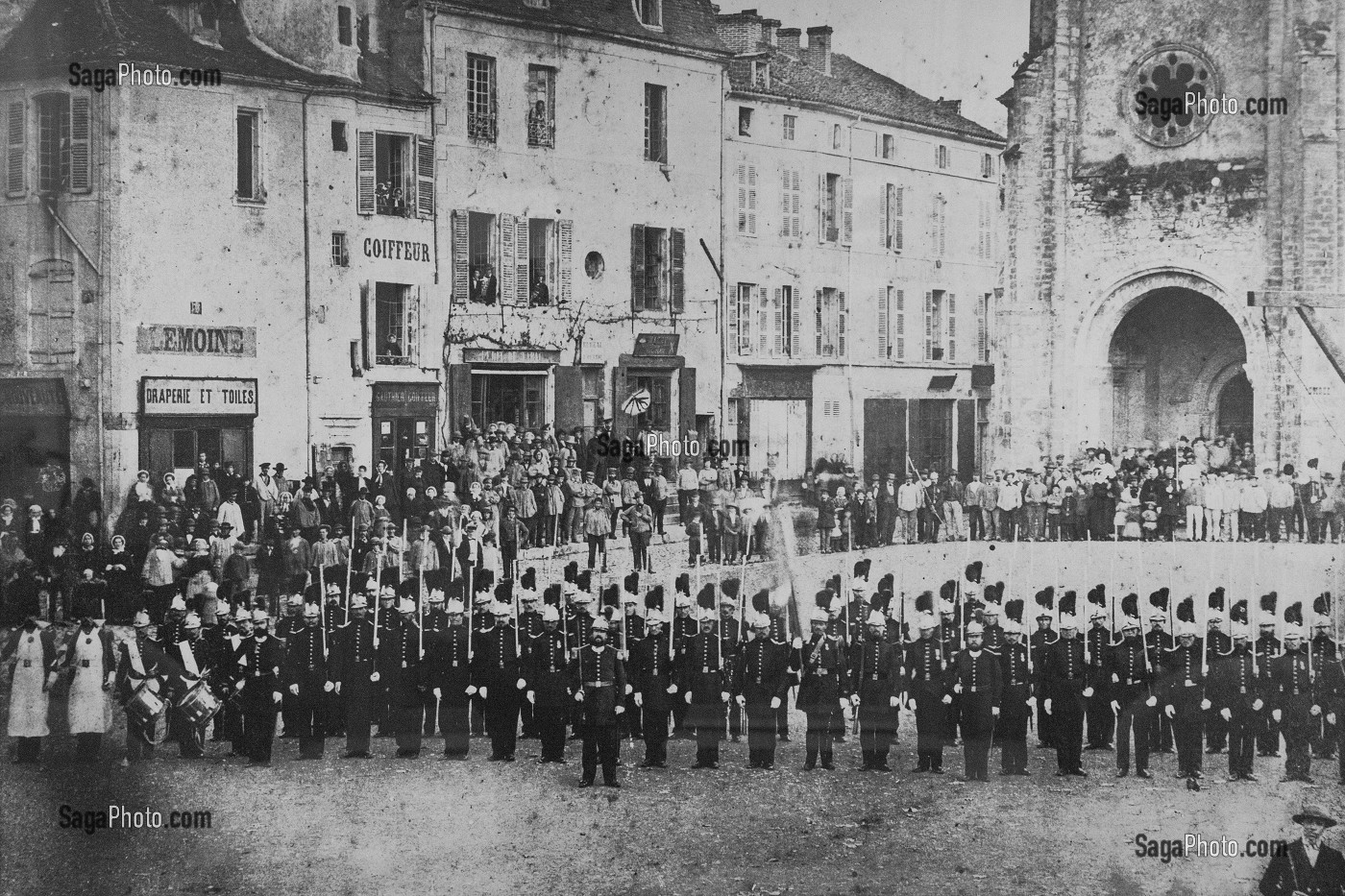 SAPEURS-POMPIERS A LA GARDE EN ARME DANS LES ANNEES 20, CENTRE DE VICHY (03), FRANCE 