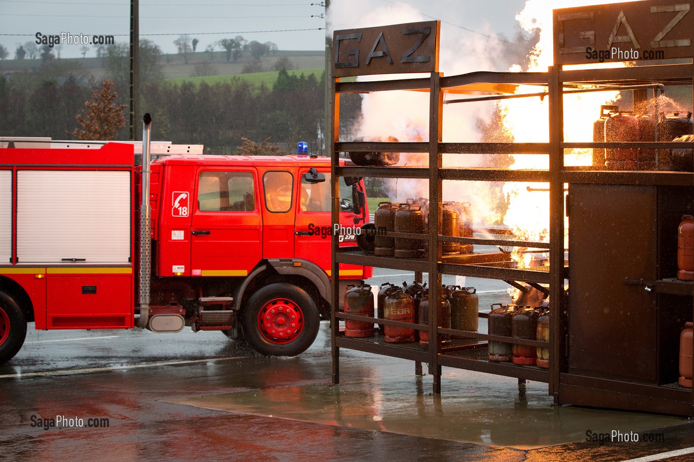 EXTINCTION DU FEU SUR UN DEPOT DE BONBONNES DE GAZ, SEMINAIRE DE MANAGEMENT POUR LES CADRES TECHNIQUES DE L'UNITE D'INTERVENTION DE NORMANDIE ORANGE, THEME 'VIS MA VIE DE SAPEURS-POMPIERS', ECOLE DEPARTEMENTALE DES SAPEURS-POMPIERS DU CALVADOS, VIRE (14), FRANCE 