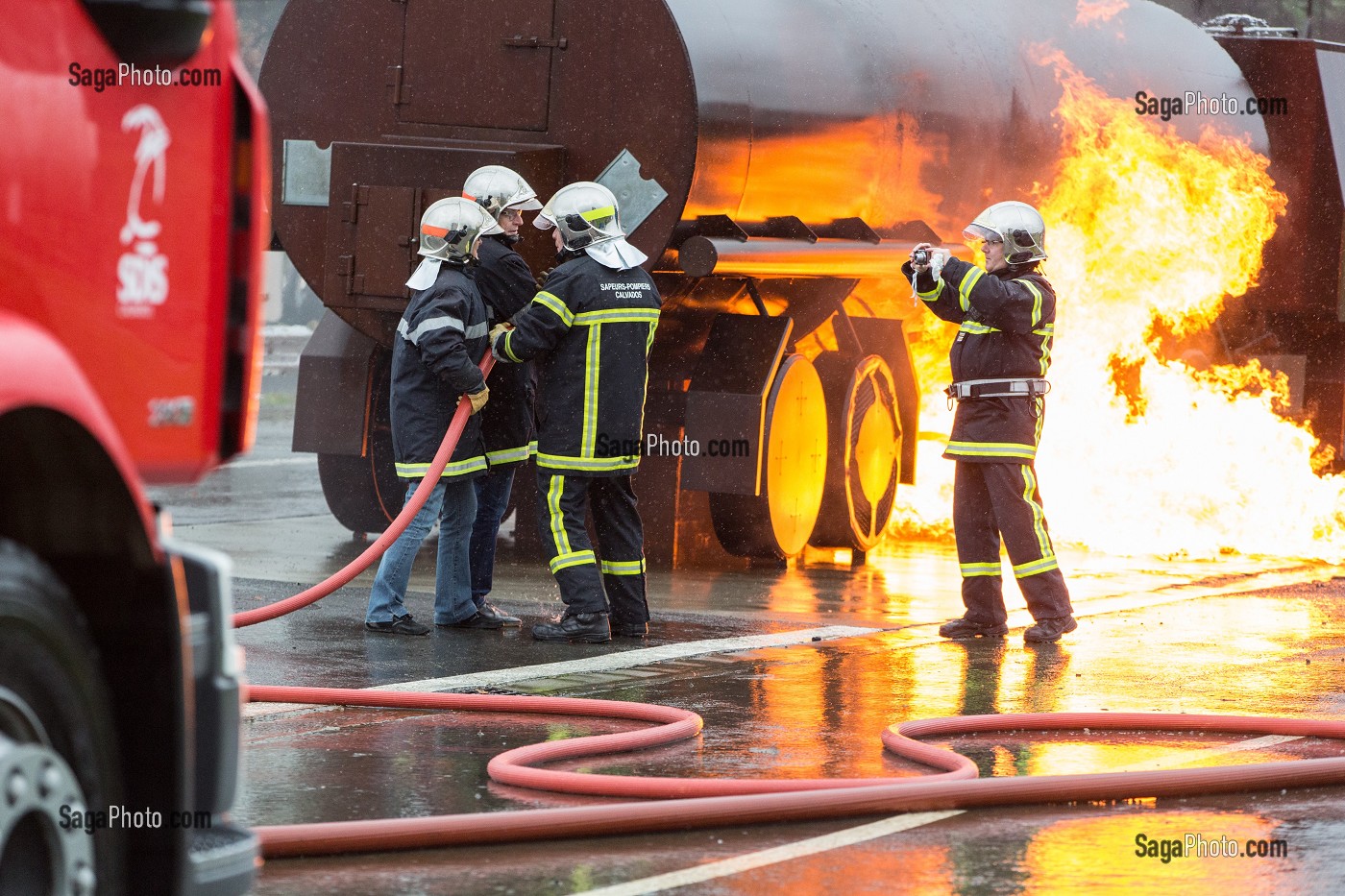PHOTOGRAPHE SAPEURS-POMPIERS LORS D'UNE FORMATION SUR UN INCENDIE DE CAMION CITERNE, ECOLE DEPARTEMENTALE DES SAPEURS-POMPIERS DU CALVADOS, VIRE (14), FRANCE 