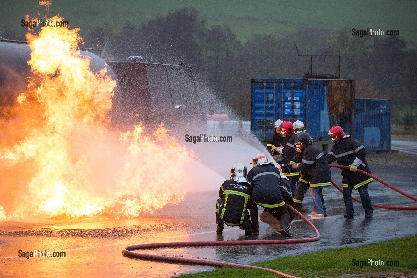 STAGIAIRES POUR L'EXTINCTION DU FEU SUR UN CAMION CITERNE, SEMINAIRE DE MANAGEMENT POUR LES CADRES TECHNIQUES DE L'UNITE D'INTERVENTION DE NORMANDIE ORANGE, THEME 'VIS MA VIE DE SAPEURS-POMPIERS, ECOLE DEPARTEMENTALE DES SAPEURS-POMPIERS DU CALVADOS, VIRE (14), FRANCE 