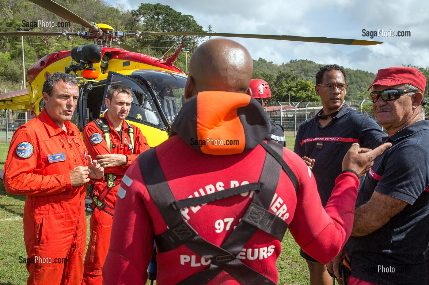 BRIEFING DU PILOTE DENIS VUILLEMIN POUR LES SAPEURS-POMPIERS DU GROUPE NAUTIQUE DE SCHOELCHER, SECOURS HELIPORTES AVEC L'HELICOPTERE DRAGON 972 DE LA SECURITE CIVILE, MARTINIQUE, FRANCE 