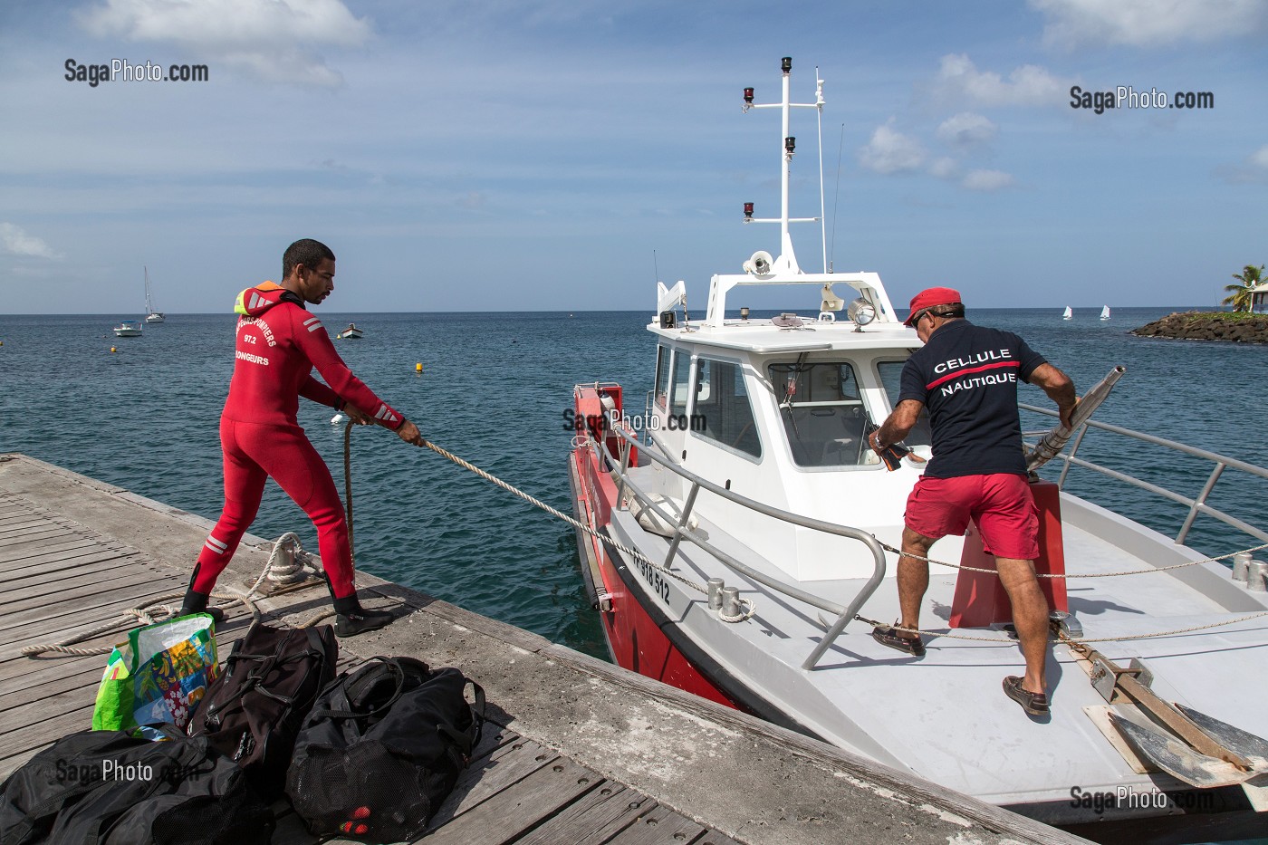 SAPEURS-POMPIERS DU GROUPE NAUTIQUE DE SCHOELCHER, SECOURS HELIPORTES AVEC L'HELICOPTERE DRAGON 972 DE LA SECURITE CIVILE, MARTINIQUE, FRANCE 