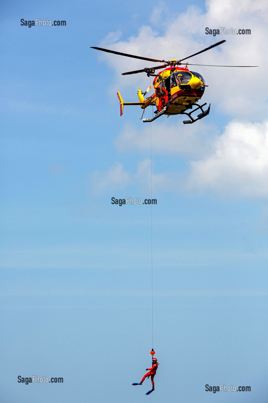 HELITREUILLAGE EN MER DU SAUVETEUR HELICO (SH), SECOURS HELIPORTES AVEC L'HELICOPTERE DRAGON 972 DE LA SECURITE CIVILE, MARTINIQUE, FRANCE 