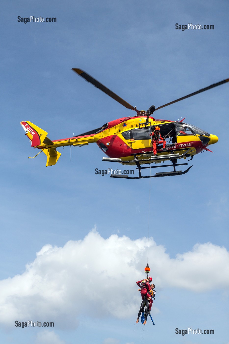 HELITREUILLAGE EN MER DU SAUVETEUR HELICO (SH) AVEC UNE VICTIME, SECOURS HELIPORTES AVEC L'HELICOPTERE DRAGON 972 DE LA SECURITE CIVILE, MARTINIQUE, FRANCE 