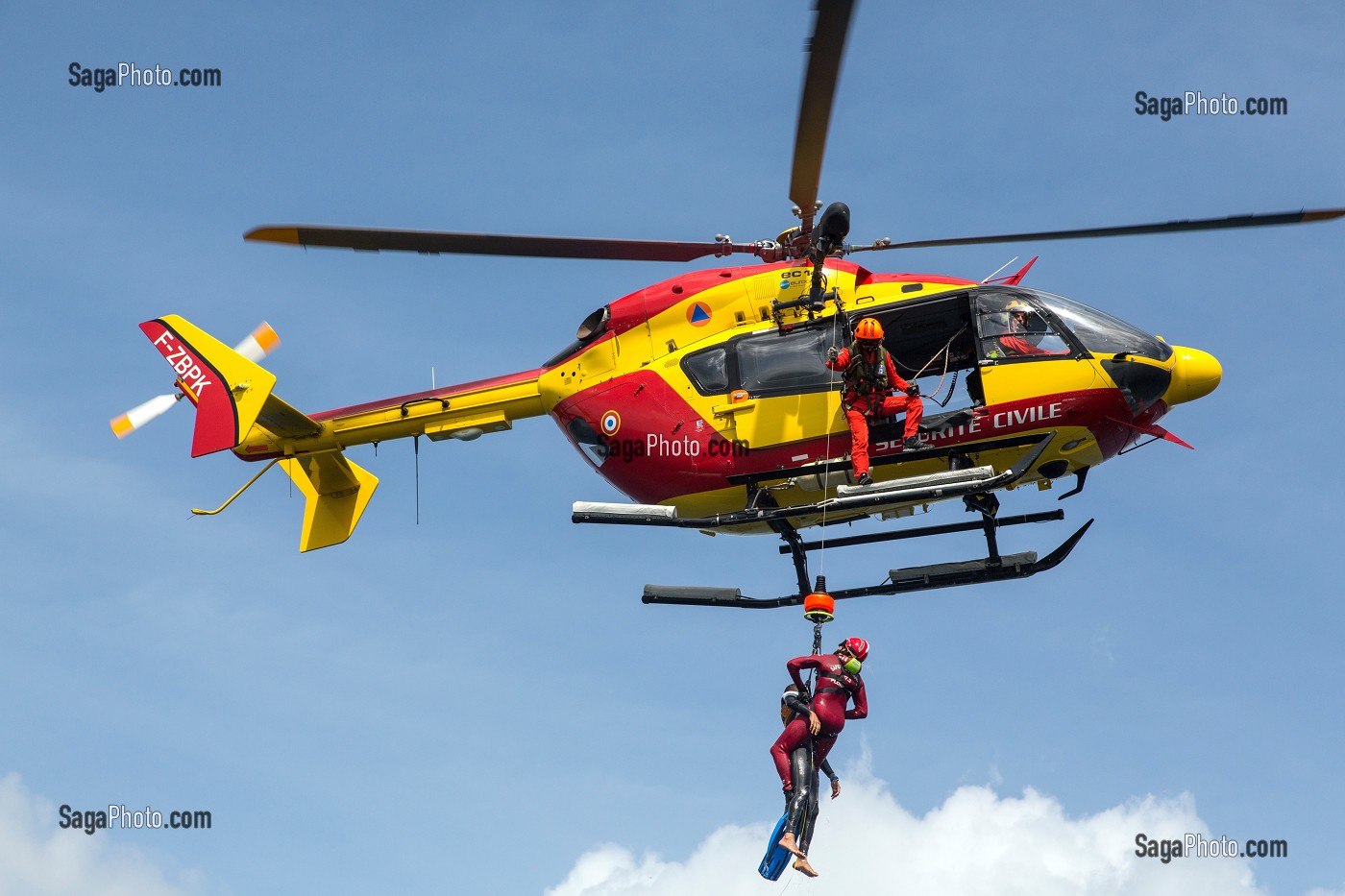 HELITREUILLAGE EN MER DU SAUVETEUR HELICO (SH) AVEC UNE VICTIME, SECOURS HELIPORTES AVEC L'HELICOPTERE DRAGON 972 DE LA SECURITE CIVILE, MARTINIQUE, FRANCE 
