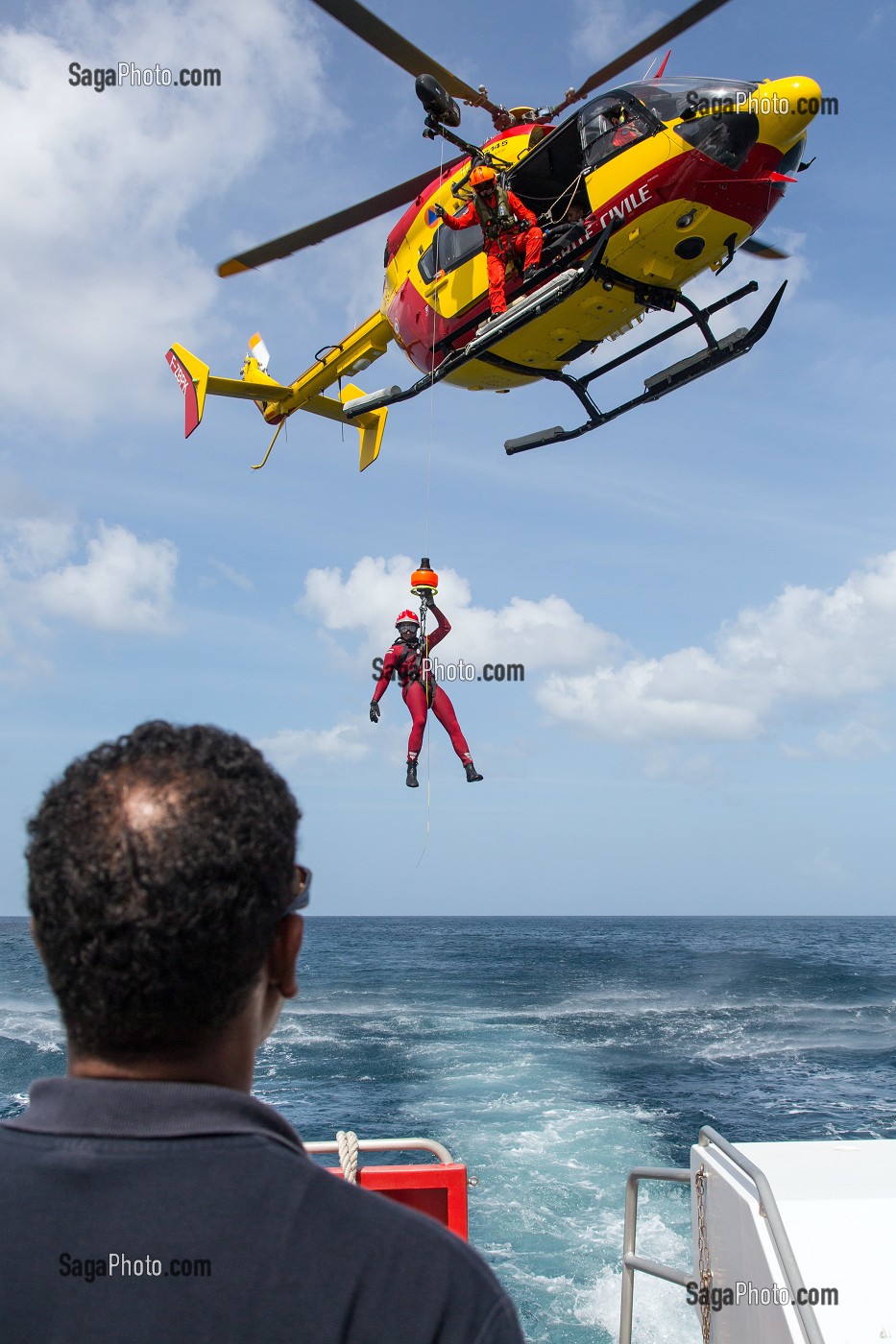 HELITREUILLAGE EN MER DU SAUVETEUR HELICO (SH) DEPUIS LE BATEAU DES SAPEURS-POMPIERS, SECOURS HELIPORTES AVEC L'HELICOPTERE DRAGON 972 DE LA SECURITE CIVILE, MARTINIQUE, FRANCE 