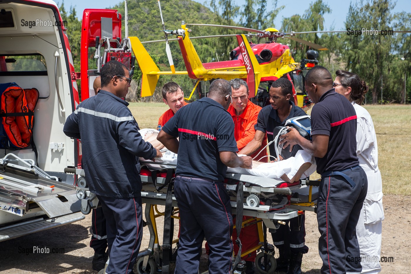 EVACUATION DE LA VICTIME A BORD DE L'EC145, SECOURS HELIPORTES AVEC L'HELICOPTERE DRAGON 972 DE LA SECURITE CIVILE, MARTINIQUE, FRANCE 