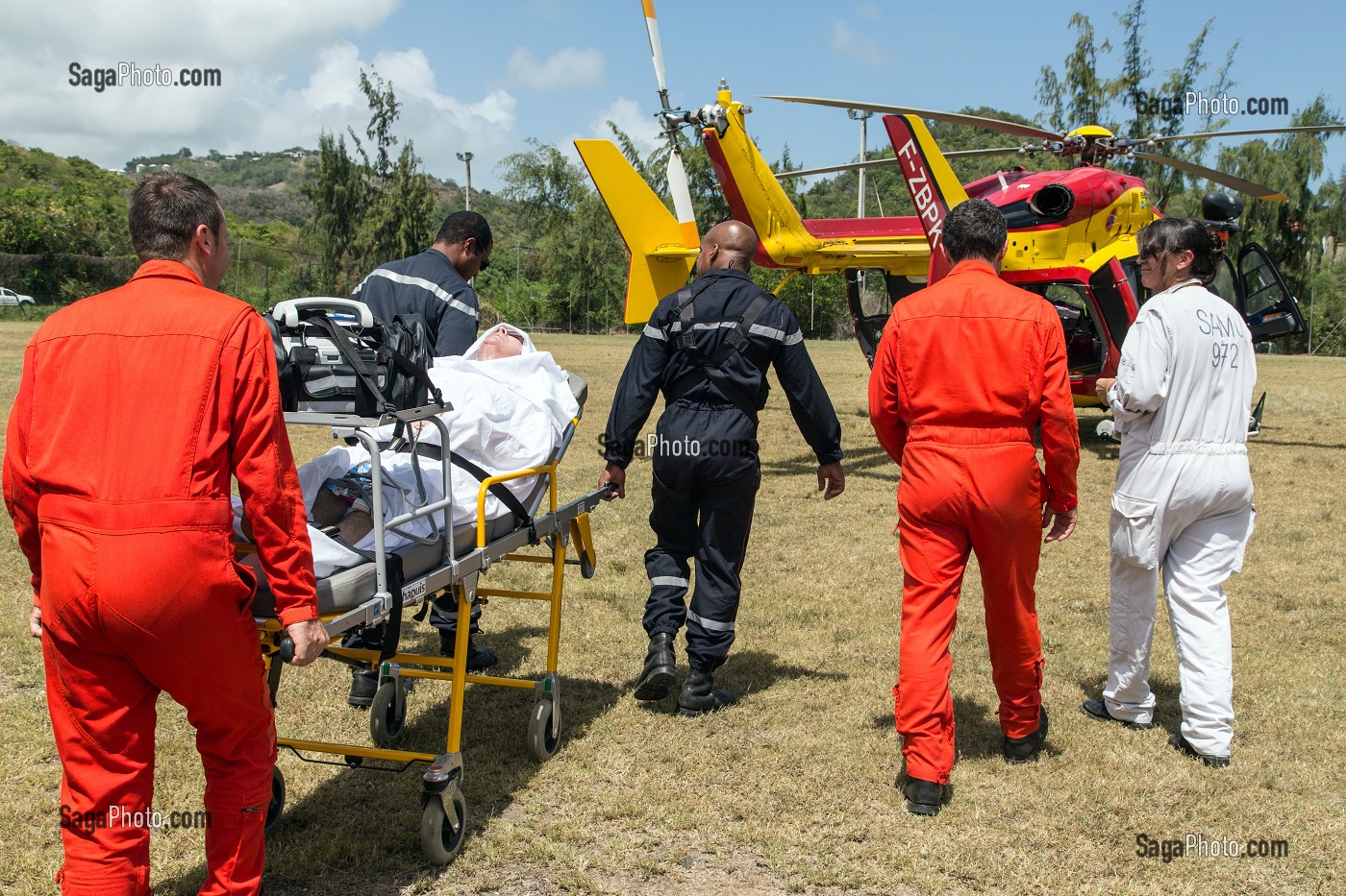 EVACUATION DE LA VICTIME A BORD DE L'EC145, SECOURS HELIPORTES AVEC L'HELICOPTERE DRAGON 972 DE LA SECURITE CIVILE, MARTINIQUE, FRANCE 