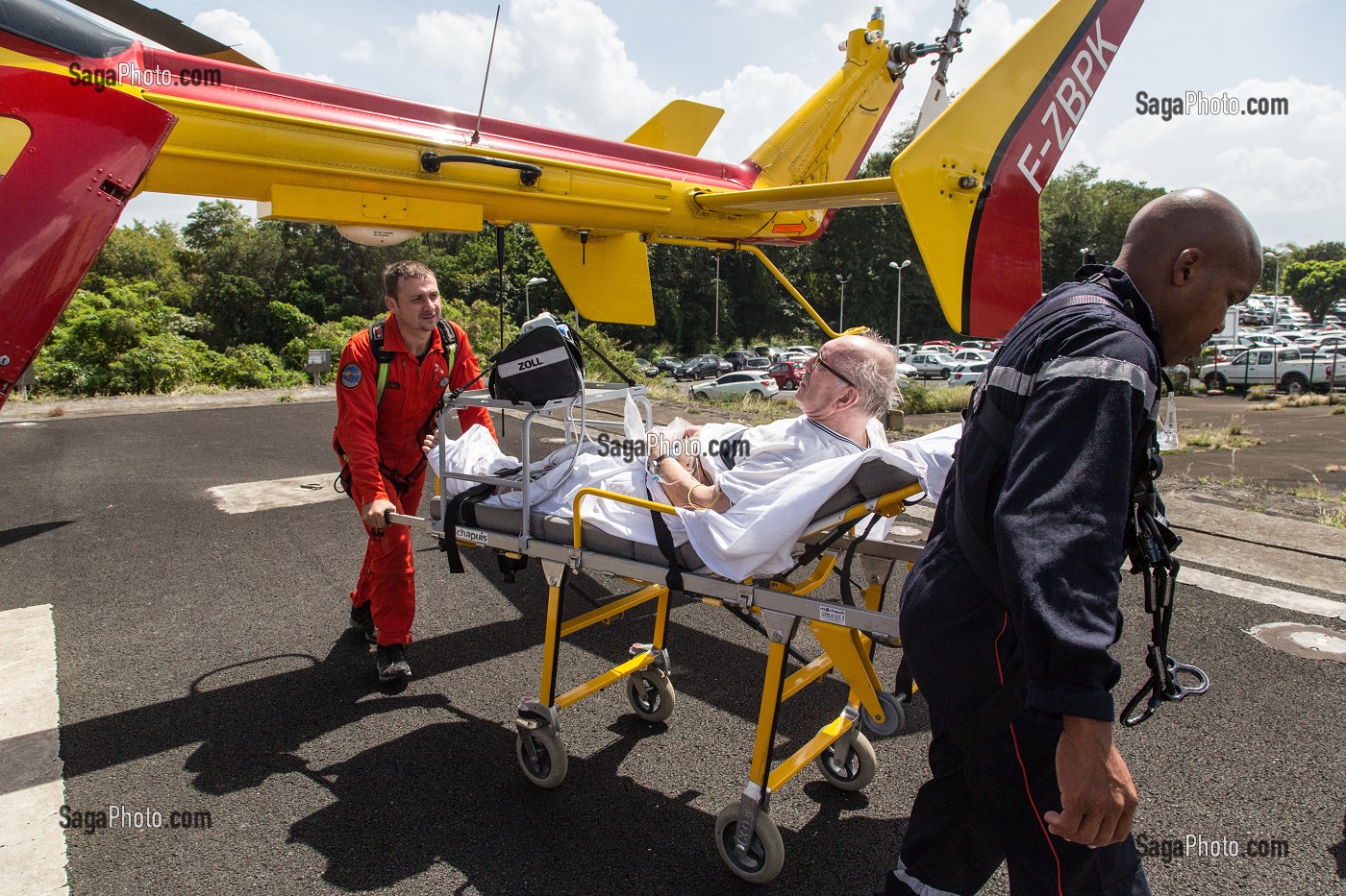 EVACUATION DE LA VICTIME VERS LE CHU, SECOURS HELIPORTES AVEC L'HELICOPTERE DRAGON 972 DE LA SECURITE CIVILE, MARTINIQUE, FRANCE 