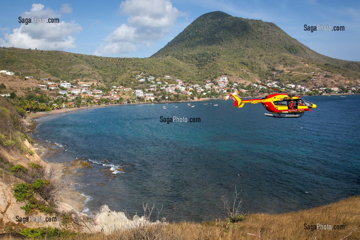 MISSION DE RECONNAISSANCE POUR PERSONNE DISPARUE AUTOUR DE PETIT ANSE DES ANSES D'ARLET, SECOURS HELIPORTES AVEC L'HELICOPTERE DRAGON 972 DE LA SECURITE CIVILE, MARTINIQUE, FRANCE 