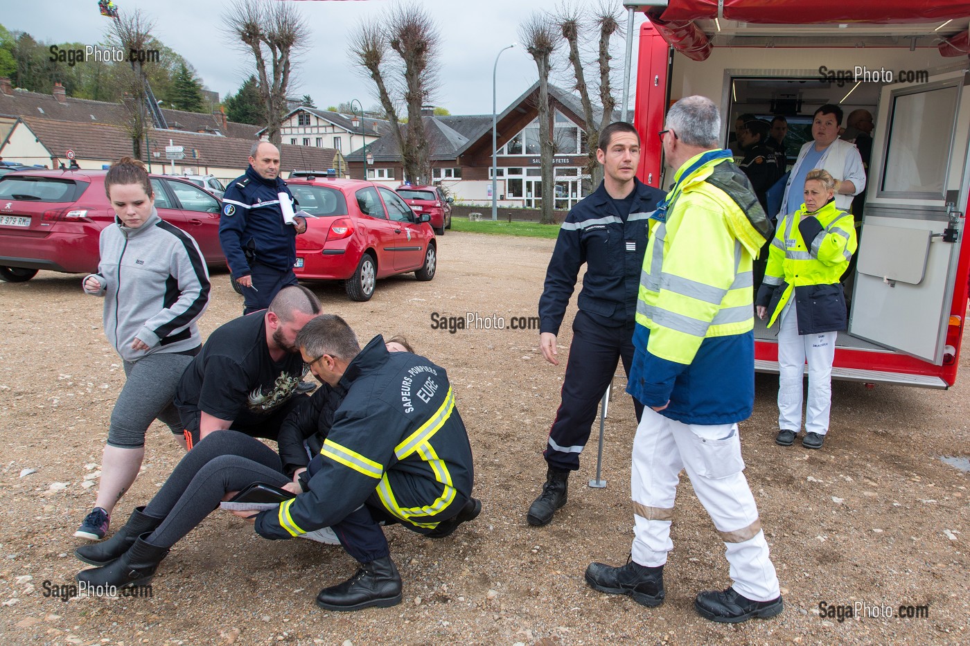 EVACUATION D'UNE VICTIME, BLESSEE LEGER PRISE EN CHARGE PAR LE SAMU ET LES SAPEURS-POMPIERS, EXPLOSION D'UN IMMEUBLE D'HABITATION SUITE A UNE FUITE DE GAZ, NONANCOURT (27), FRANCE 