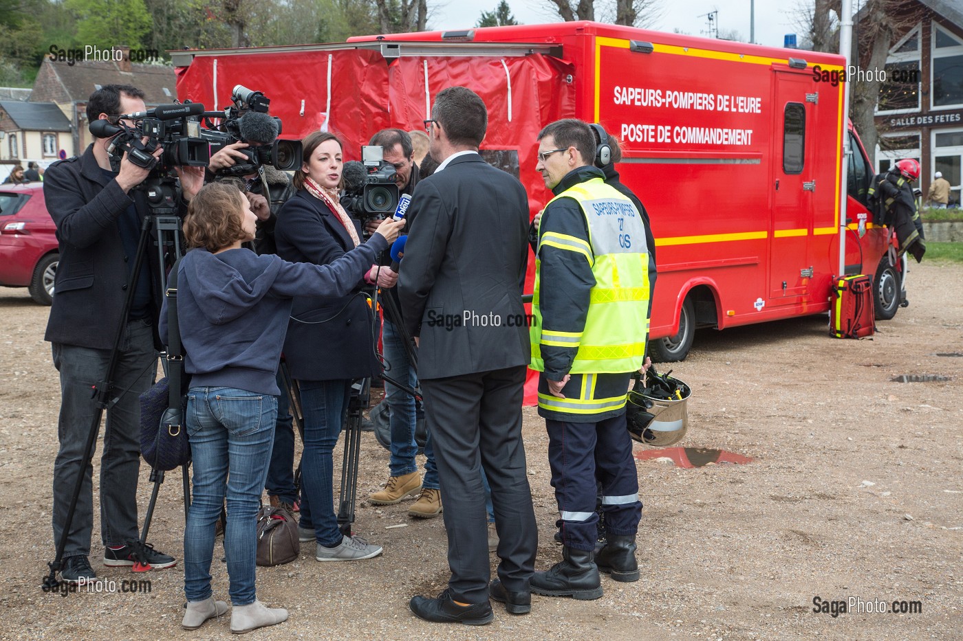 POINT PRESSE AVEC LE SOUS-PREFET ET LE DIRECTEUR DEPARTEMENTAL DU SDIS28, CENTRE DE REGROUPEMENT DES MOYENS SAPEURS-POMPIERS, EXPLOSION D'UN IMMEUBLE D'HABITATION SUITE A UNE FUITE DE GAZ, NONANCOURT (27), FRANCE 