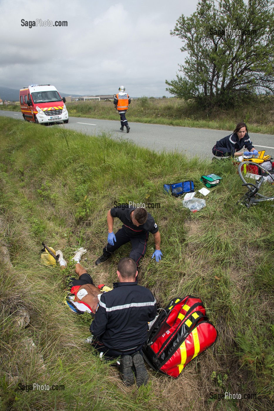 INTERVENTION POUR UN ARRET CARDIAQUE D'UN CYCLISTE TOMBE DANS UN FOSSE, SAPEURS-POMPIERS DU CIS DE LEUCATE, SDIS11, AUDE (11), FRANCE 