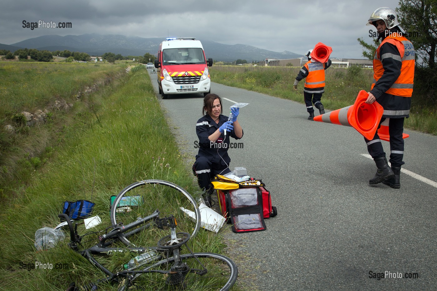 PREPARATION DE LA PERFUSION PAR L'INFIRMIERE ISP ET MISE EN PLACE DU BALISAGE, INTERVENTION POUR UN ARRET CARDIAQUE D'UN CYCLISTE TOMBE DANS UN FOSSE, SAPEURS-POMPIERS DU CIS DE LEUCATE, SDIS11, AUDE (11), FRANCE 