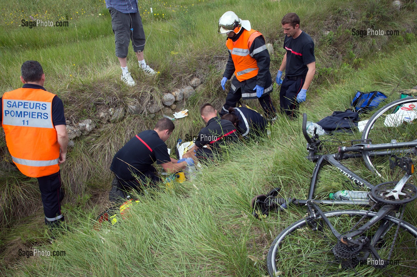 INTERVENTION POUR UN ARRET CARDIAQUE D'UN CYCLISTE TOMBE DANS UN FOSSE, SAPEURS-POMPIERS DU CIS DE LEUCATE, SDIS11, AUDE (11), FRANCE 