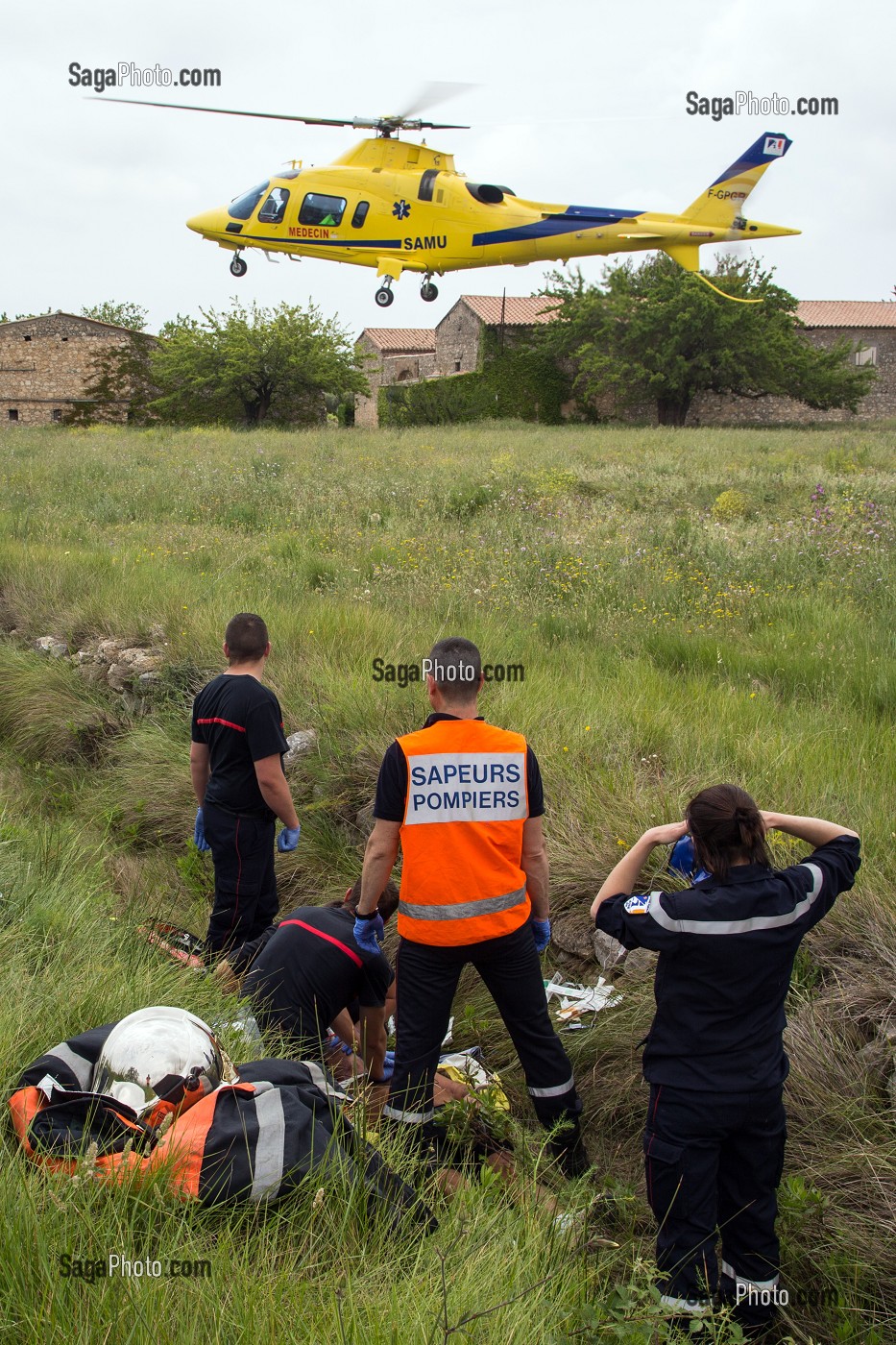 ARRIVEE DE L'HELICOPTERE DU SAMU POUR UNE INTERVENTION POUR UN ARRET CARDIAQUE D'UN CYCLISTE TOMBE DANS UN FOSSE, SAPEURS-POMPIERS DU CIS DE LEUCATE, SDIS11, AUDE (11), FRANCE 