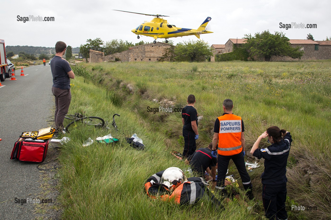 ARRIVEE DE L'HELICOPTERE DU SAMU POUR UNE INTERVENTION POUR UN ARRET CARDIAQUE D'UN CYCLISTE TOMBE DANS UN FOSSE, SAPEURS-POMPIERS DU CIS DE LEUCATE, SDIS11, AUDE (11), FRANCE 