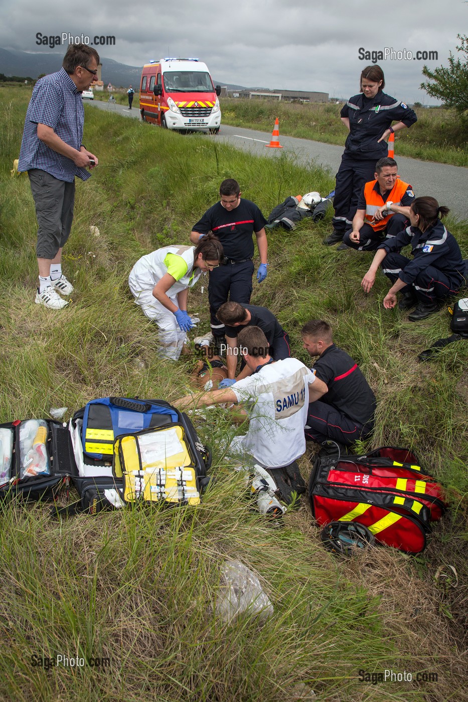 MEDECIN ET EQUIPE MEDICALE DU SAMU SUR INTERVENTION POUR UN ARRET CARDIAQUE D'UN CYCLISTE TOMBE DANS UN FOSSE, SAPEURS-POMPIERS DU CIS DE LEUCATE, SDIS11, AUDE (11), FRANCE 